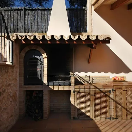 Dom wakacyjny Amazing Mansion In With Swimming Pool